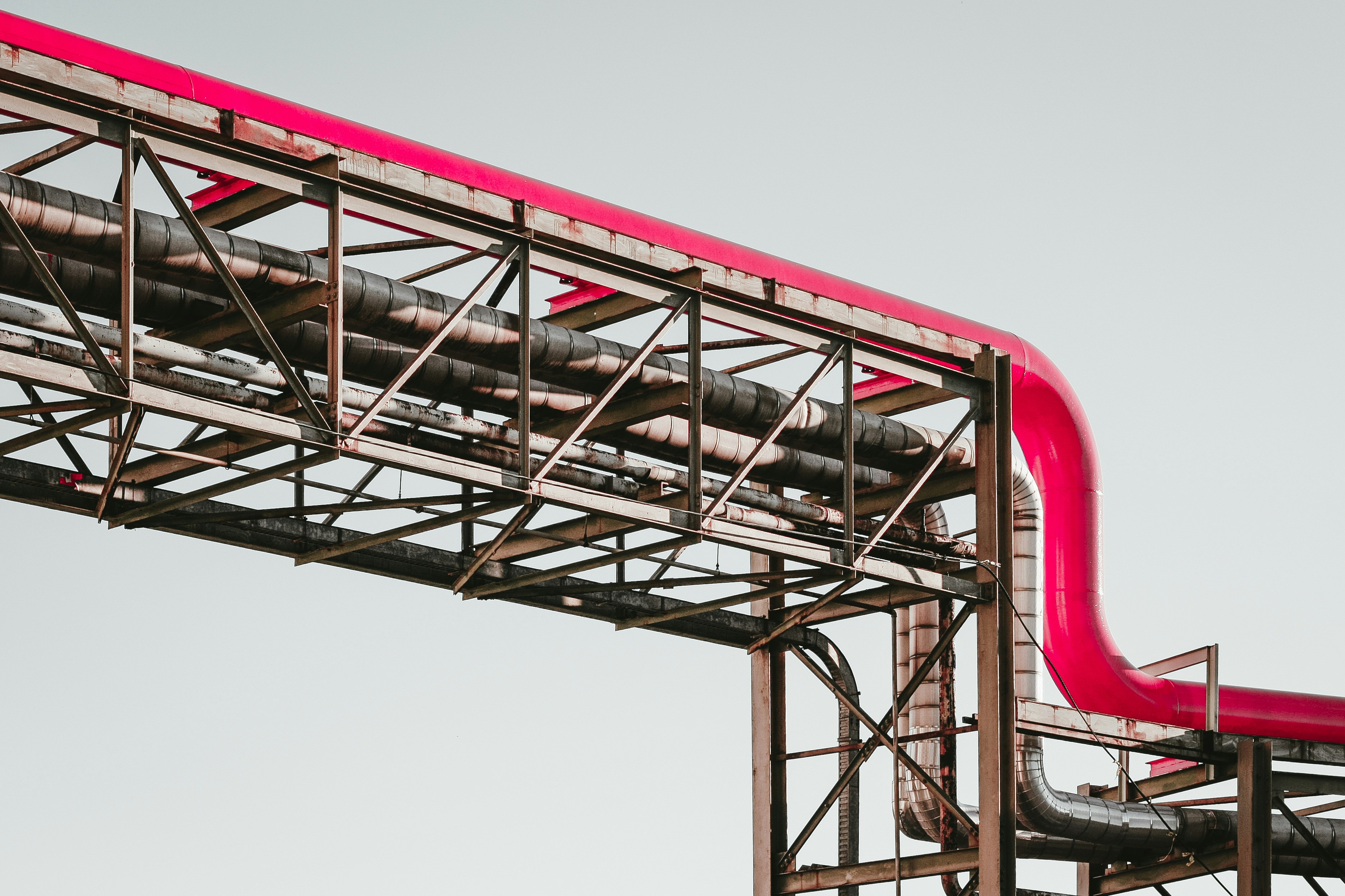 Tubazioni industriali su un ponte tubi in acciaio